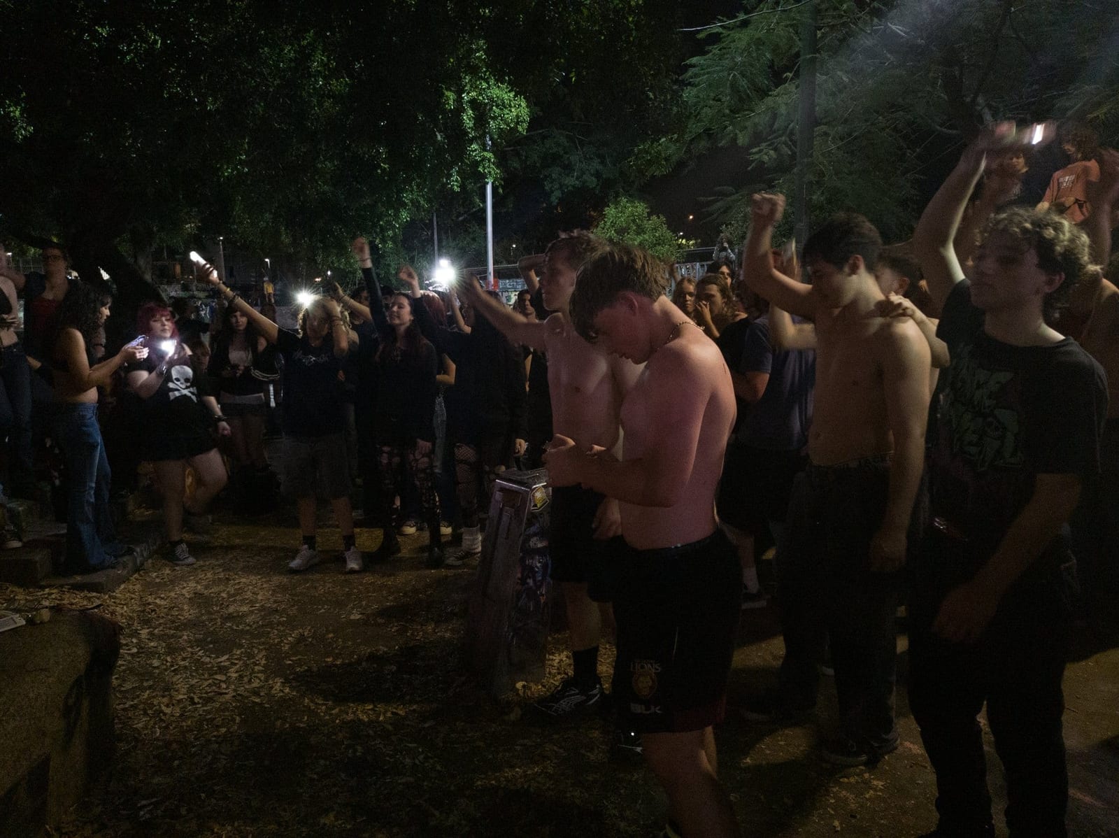 The crowd, front row, all ages